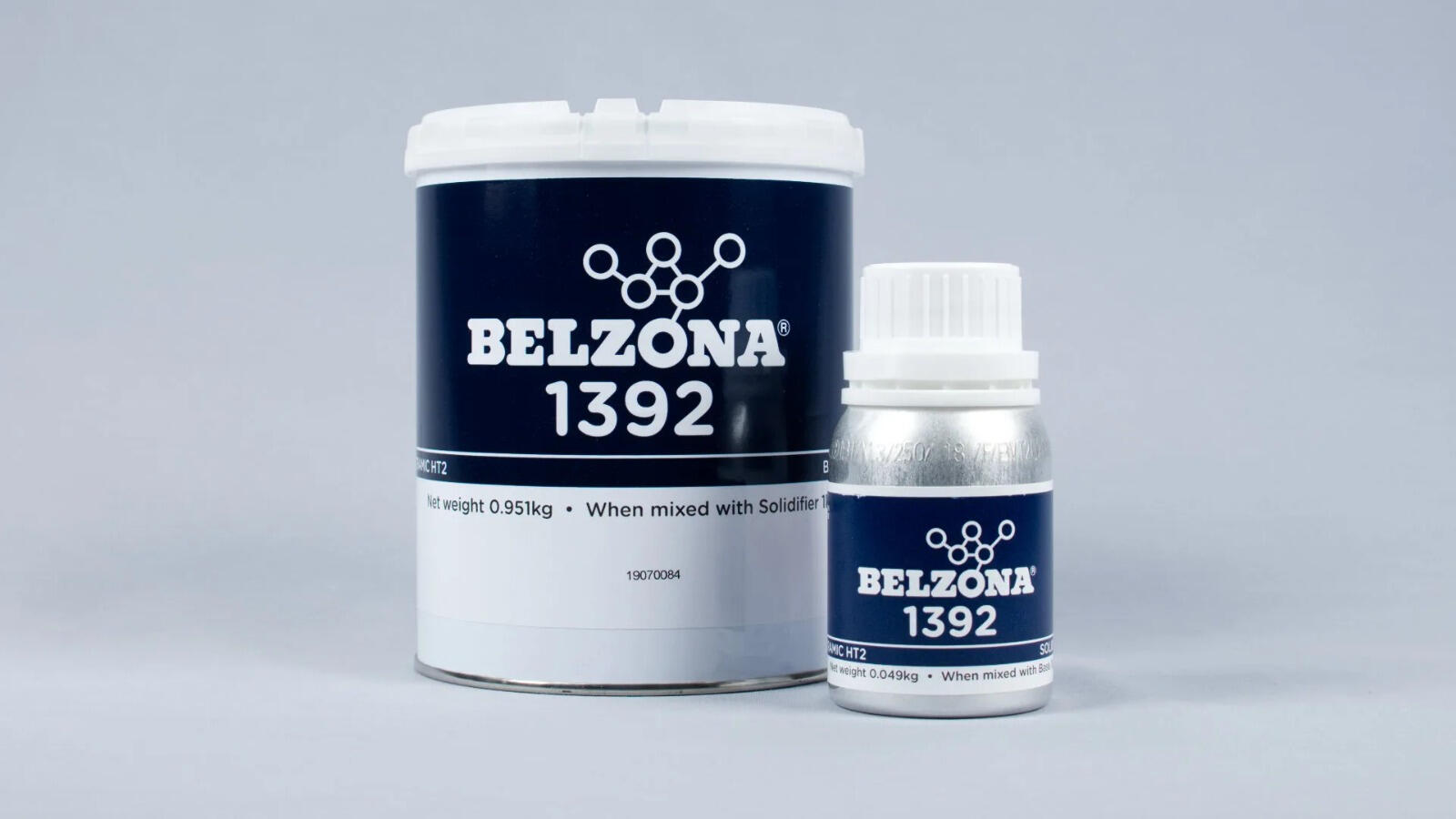 Un compuesto reparador de 2 partes libre de solventes a base de resina epoxi reforzado con aleación de acero al silicio para la reparación de metales.